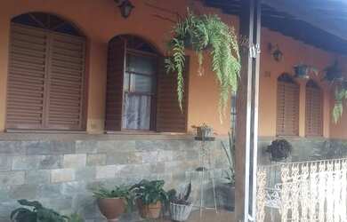 Imagem: A casa possui 4 Dormitórios, 2 Banheiros, 3 Vagas na garagem