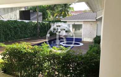 Imagem: A casa em condomínio possui 5 Dormitórios, 5 Banheiros, 5