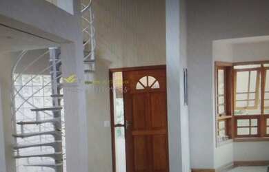 Imagem: A casa possui 3 Dormitórios, 3 Banheiros, 4 Vagas na garagem