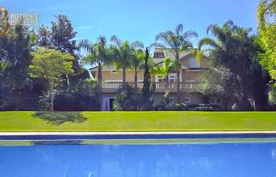 Imagem: A casa em condomínio possui 5 Dormitórios, 5 Banheiros, 5