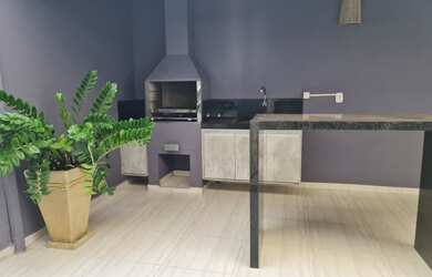 Imagem: A casa possui 3 Dormitórios, 2 Banheiros, 2 Vagas na garagem