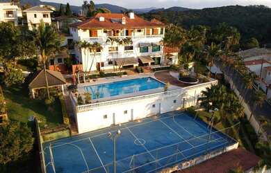 Imagem: A casa possui 5 Dormitórios, 5 Banheiros, 3 Vagas na garagem