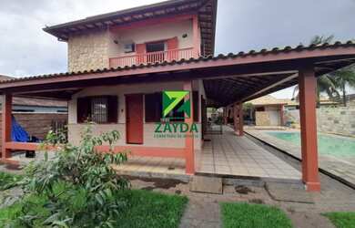 Imagem: A casa possui 4 Dormitórios, 5 Banheiros, 4 Vagas na garagem