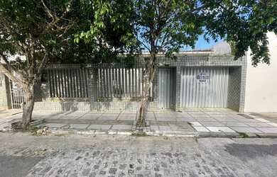 Imagem 1: Casa no Luzia. Varanda, 180m² de Área, 2 Vagas na garageme3 Dormitórios