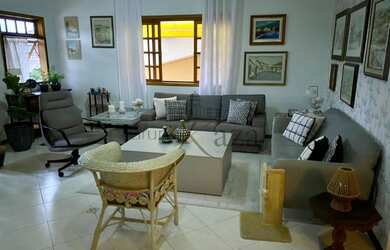 Imagem: A casa possui 4 Dormitórios, 5 Banheiros, 3 Vagas na garagem