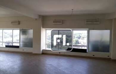 Imagem: O depósito possui 2 Vagas na garagem, 110m² de Área e está