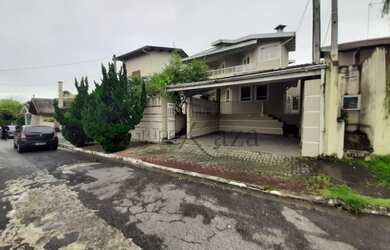 Imagem: A casa em condomínio possui 5 Dormitórios, 4 Banheiros, 2