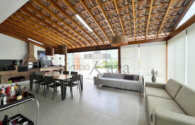 Imagem: A casa em condomínio possui 4 Dormitórios, 4 Banheiros, 3