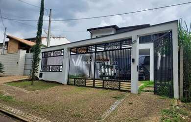 Imagem: A casa possui 3 Dormitórios, 2 Banheiros, 4 Vagas na garagem