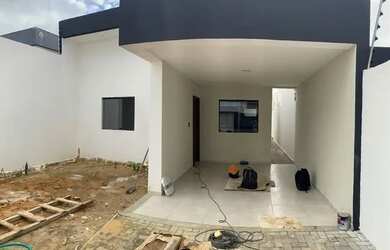 Imagem: A casa possui 3 Dormitórios, 3 Banheiros, 2 Vagas na garagem