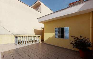 Imagem: A casa possui 3 Dormitórios, 2 Banheiros, 2 Vagas na garagem