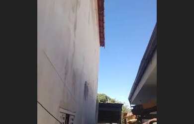 Imagem: A casa possui 5 Dormitórios, 2 Banheiros, 3 Vagas na garagem