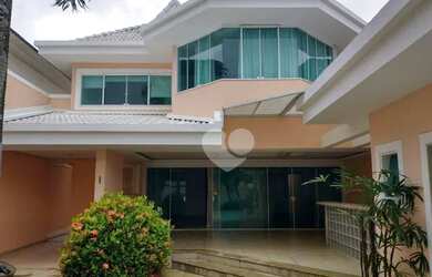 Imagem: A casa em condomínio possui 4 Dormitórios, 5 Banheiros, 4