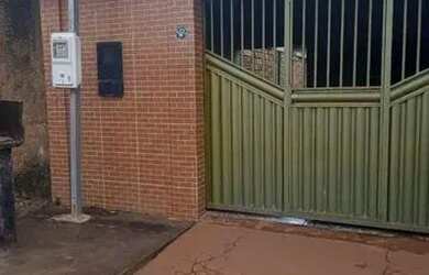 Imagem: A casa possui 3 Dormitórios, 1 Banheiro, 2 Vagas na garagem