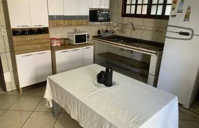 Imagem: A casa possui 3 Dormitórios, 2 Banheiros, 3 Vagas na garagem