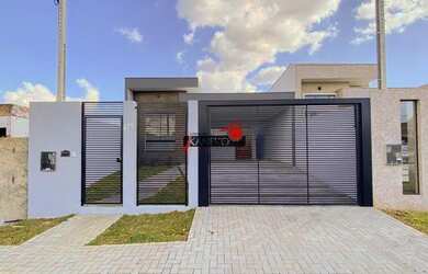 Imagem: A casa possui 3 Dormitórios, 2 Banheiros, 3 Vagas na garagem