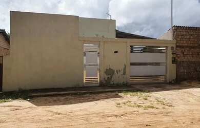 Imagem: A casa possui 3 Dormitórios, 2 Banheiros, 2 Vagas na garagem