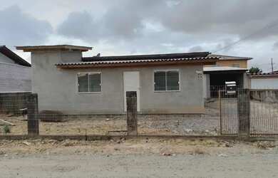 Imagem: A casa possui 3 Dormitórios, 2 Banheiros, 4 Vagas na garagem