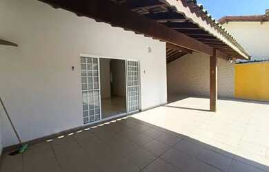 Imagem: A casa possui 3 Dormitórios, 1 Banheiro, 200m² de Área e