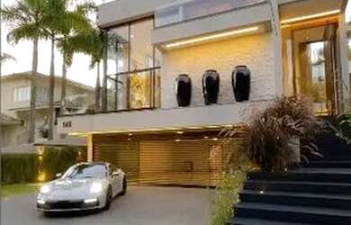 Imagem: A casa possui 5 Dormitórios, 5 Banheiros, 5 Vagas na garagem