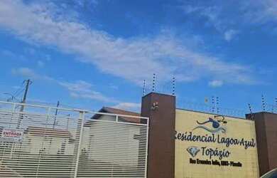 Imagem: A casa possui 2 Dormitórios, 1 Banheiro, 2 Vagas na garagem