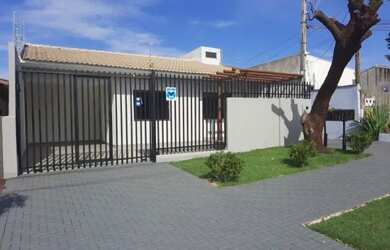 Imagem: A casa possui 3 Dormitórios, 2 Banheiros, 1 Vaga na garagem