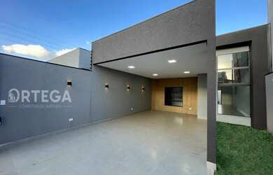 Imagem: A casa possui 3 Dormitórios, 2 Banheiros, 4 Vagas na garagem