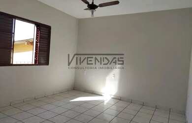 Imagem: A casa possui 2 Dormitórios, 2 Banheiros, 1 Vaga na garagem