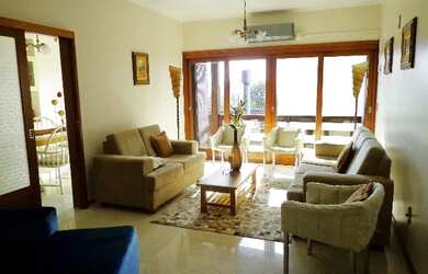 Imagem: A casa possui 5 Dormitórios, 5 Banheiros, 4 Vagas na garagem