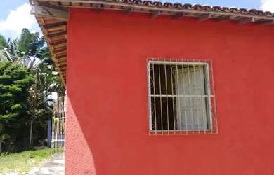 Imagem: A casa possui 3 Dormitórios, 2 Banheiros, 2 Vagas na garagem