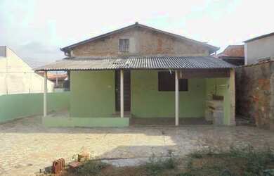 Imagem: A casa possui 3 Dormitórios, 1 Banheiro, 1 Vaga na garagem