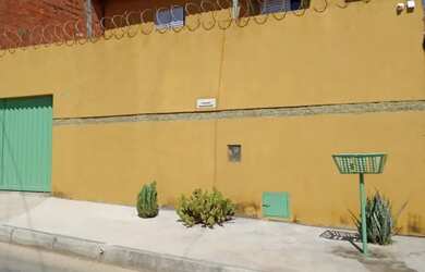 Imagem: A casa possui 4 Dormitórios, 2 Banheiros, 2 Vagas na garagem