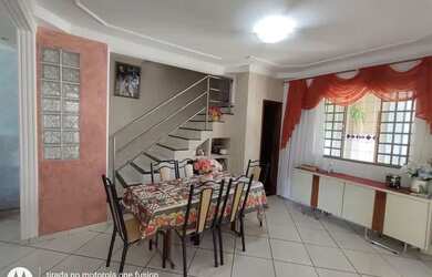 Imagem: A casa possui 4 Dormitórios, 3 Banheiros, 2 Vagas na garagem