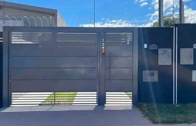 Imagem: A casa possui 2 Dormitórios, 2 Banheiros, 4 Vagas na garagem