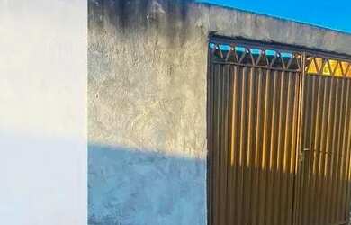 Imagem: A casa possui 2 Dormitórios, 1 Banheiro, 1 Vaga na garagem