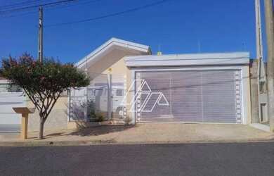 Imagem: A casa à venda possui 4 Dormitórios, 1 Banheiro, 2 Vagas na