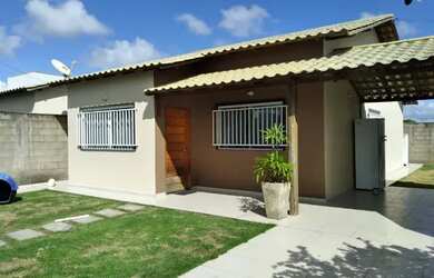 Imagem: A casa possui 3 Dormitórios, 2 Banheiros, 2 Vagas na garagem