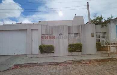 Imagem: A casa possui 3 Dormitórios, 5 Banheiros, 2 Vagas na garagem