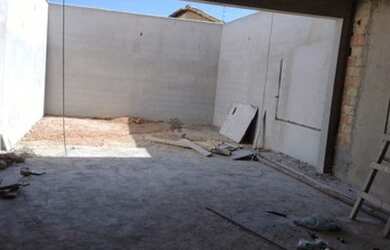 Imagem: A casa possui 3 Dormitórios, 1 Banheiro, 2 Vagas na garagem