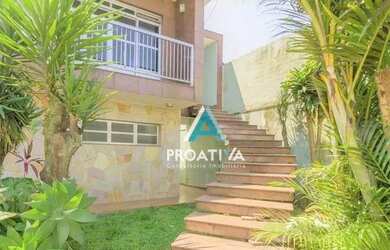 Imagem: A casa possui 4 Dormitórios, 4 Banheiros, 5 Vagas na garagem