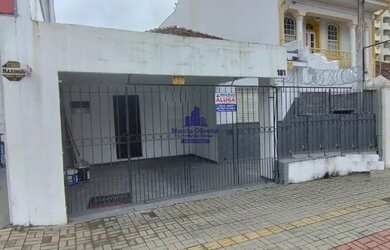 Imagem: A casa possui 5 Dormitórios, 3 Banheiros, 2 Vagas na garagem