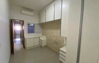 Imagem: A casa possui 2 Dormitórios, 1 Banheiro, 2 Vagas na garagem