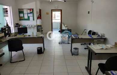 Imagem: O depósito possui 2 Vagas na garagem, 438m² de Área e está