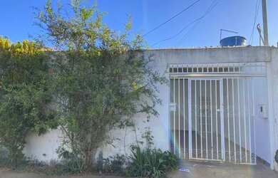 Imagem: A casa possui 3 Dormitórios, 1 Banheiro, 1 Vaga na garagem