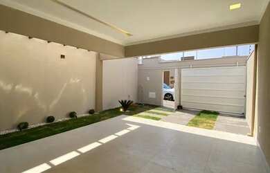 Imagem: A casa possui 3 Dormitórios, 2 Banheiros, 2 Vagas na garagem