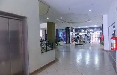 Imagem 6: Shopping Center à venda, 109 lojas, 86 vagas descobertas e 14 vagas cobertas,...