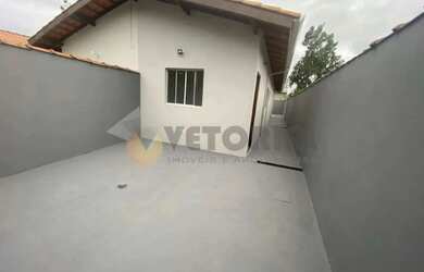 Imagem: A casa possui 2 Dormitórios, 2 Banheiros, 1 Vaga na garagem