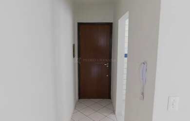 Imagem: O apartamento possui 1 Dormitório, 1 Banheiro, 1 Vaga na garagem