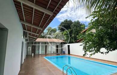 Imagem: A casa possui 3 Dormitórios, 2 Banheiros, 5 Vagas na garagem