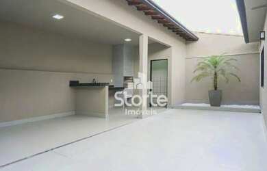 Imagem: A casa possui 3 Dormitórios, 4 Banheiros, 3 Vagas na garagem